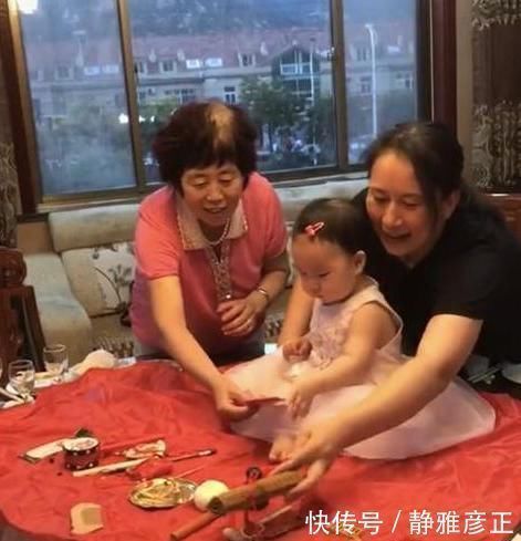 宝妈|一岁女儿“抓周”,宝妈看到孩子抓的东西后瞬间捂脸真是没眼看