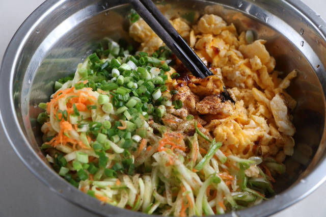 2斤饺子皮,1根西葫芦,不包饺子,做成早餐,我家吃3天没有吃腻