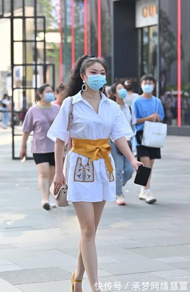 t恤|一直买买买却还是没衣服穿?不如穿好“基础款”,简约时髦又实用