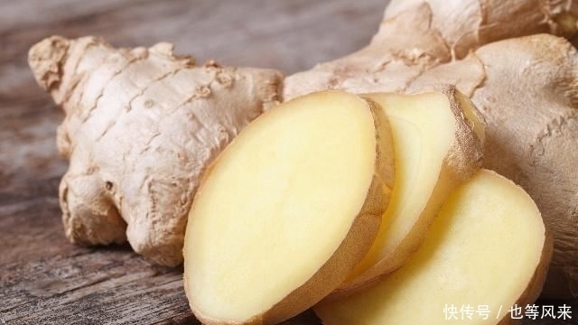 生姜和此物一起泡,每天一杯,排出体内的湿气,面色更红润