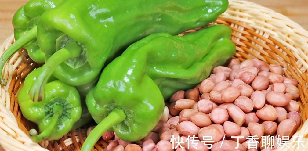 青椒不要炒着吃了,加一把花生米,这样做太香了,开胃下饭又解馋
