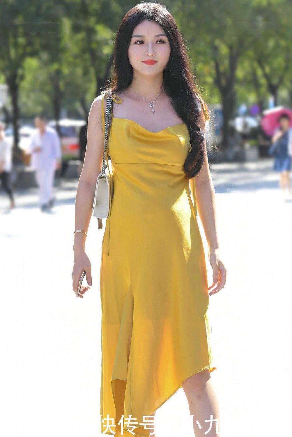 指导|穿“黄金裙”上街,大表姐亲自指导,是担心她嫁不出去吗