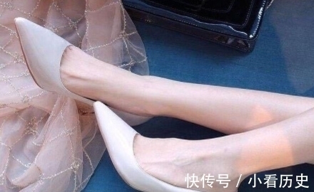 双脚 细跟鞋拉升了身体的比例,透气吸汗内里,让双脚自由呼吸