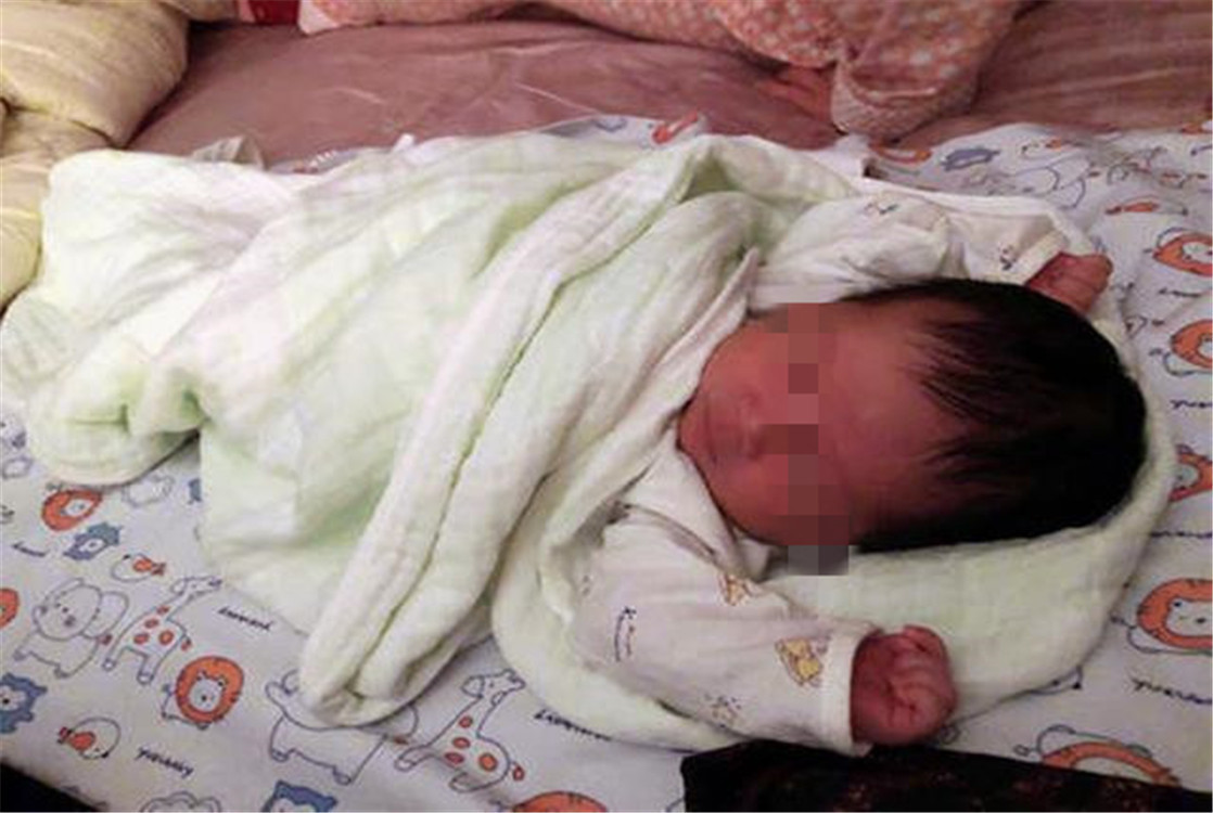 孩子|被宝宝“投降式”睡姿逗笑,绑都绑不住,网友全国统一姿势