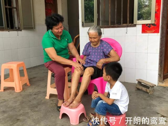 婆婆|越来越多的姥姥上阵带娃,是因为这三个“断层优势”,奶奶不具备