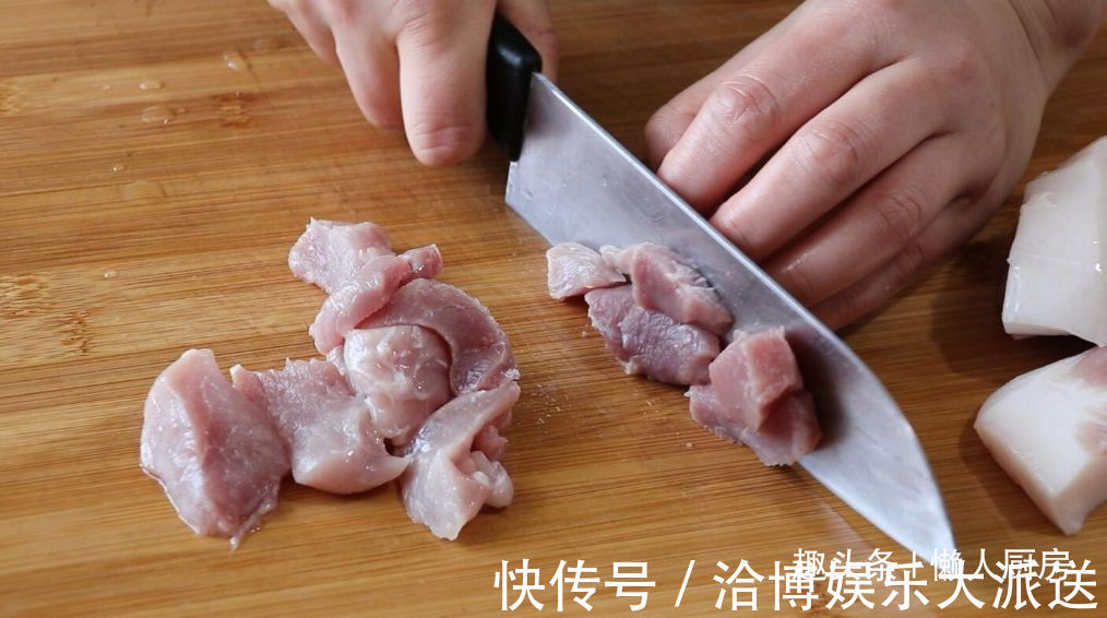 1张百叶,1块猪肉,教你做千张肉卷,配上毛豆和咸蛋黄,连汤喝光