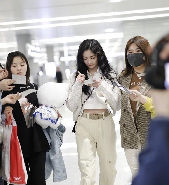 减龄 今年很流行“奶奶衫”,看似显老,穿上却很减龄,百搭不挑人