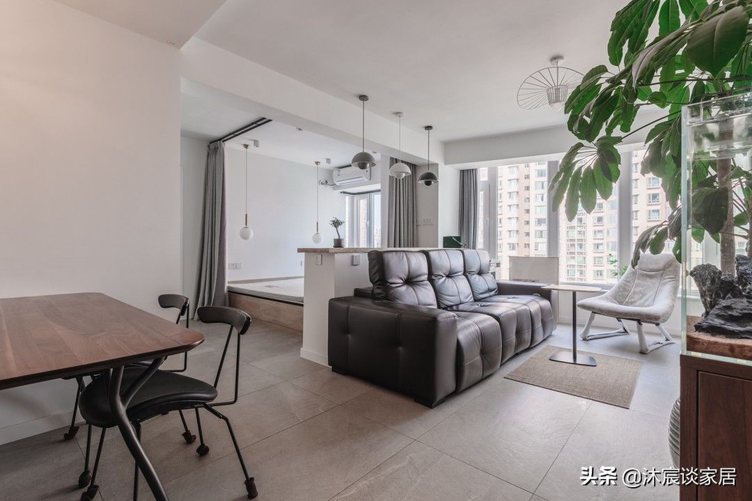 卧室|她家看着平淡,但简洁清爽,用窗帘隔出一间卧室,温馨且幸福