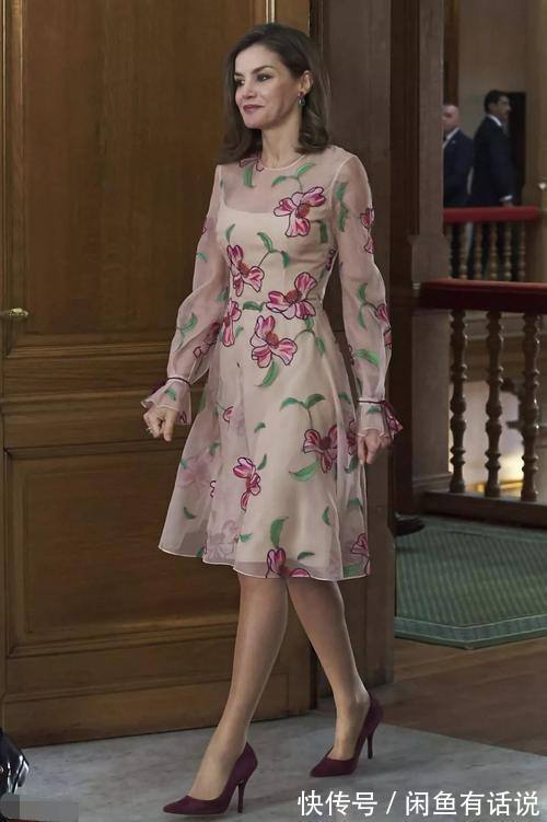 粉色|西班牙王后真节俭,一双粉红高跟鞋反复穿,撞衫影后也不输气场