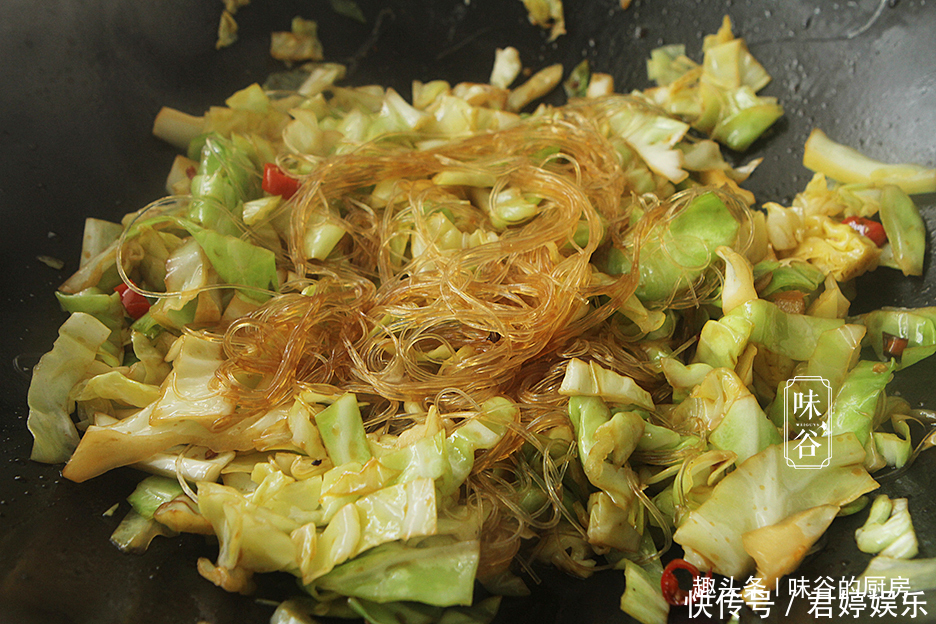 此菜富含天然叶酸,准妈妈要多吃,和粉丝一起炒,香脆可口吃着香