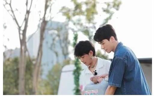 周也|谢谢你龚俊,让我对《中餐厅》还有一丝丝执念