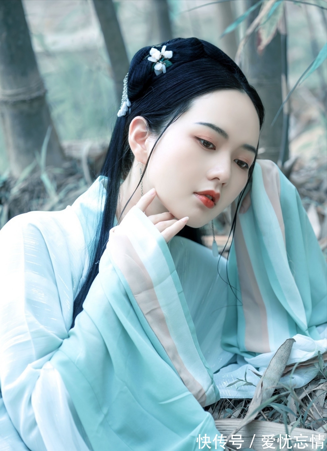 紫绛|诗词丨他日东风梳草绿,再将诗韵点红唇