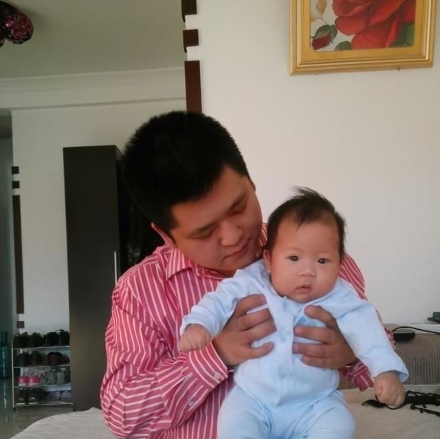 医院|爸爸抱孩子在医院打点滴,却因姿势走红,网友亲生的错不了