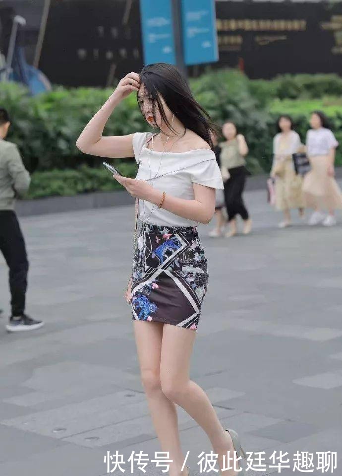搭出|美女脚上一双尖头高跟鞋穿搭出街,看上去特别的有气质