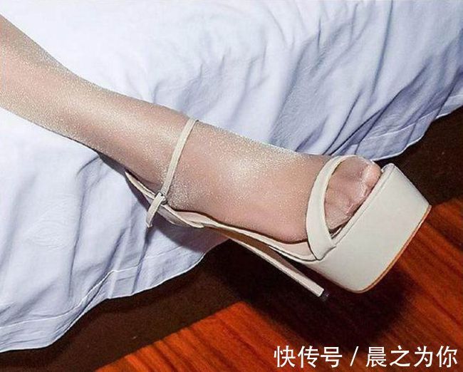 时尚 精致优雅的尖头细跟高跟鞋配上丝袜,展现女性窈窕身姿