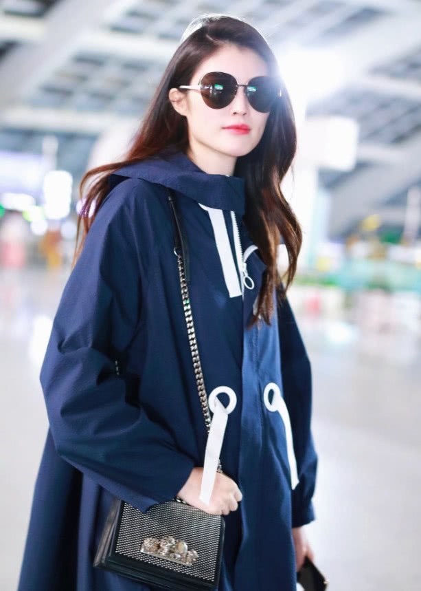 脚踩 牛仔外套已经过时了,现在流行的是“胖胖服”,至少显瘦10斤