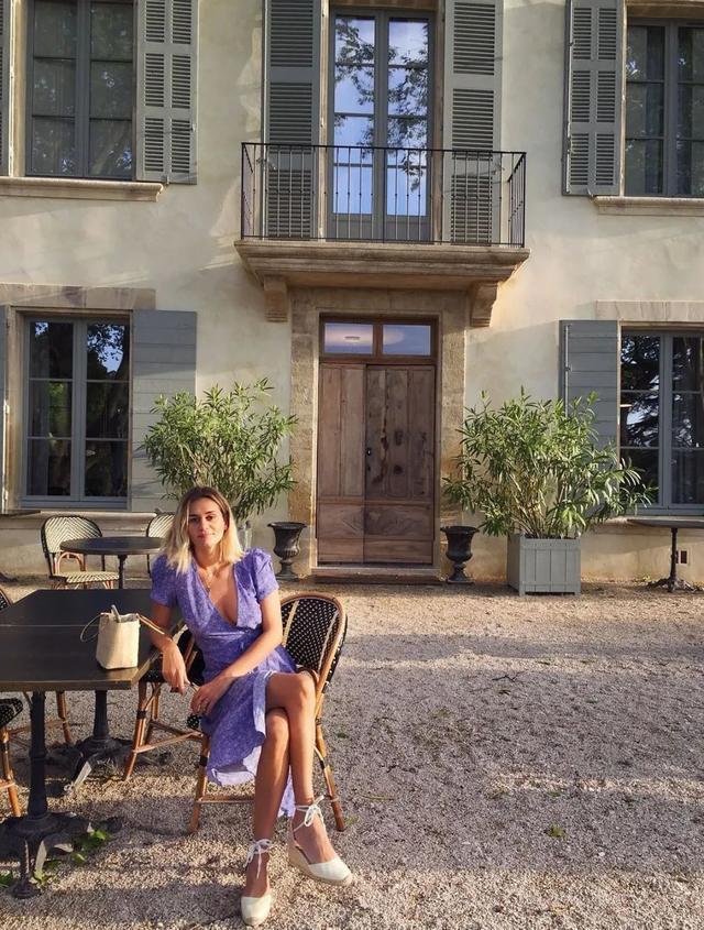 草编包 完爆小白鞋!这双神仙凉鞋跪求你买,巨显腿长