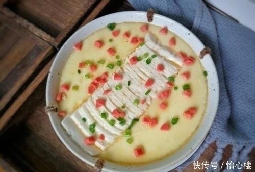 豆腐里打入两个鸡蛋,简单蒸一蒸,鲜嫩爽滑,营养健康特解馋