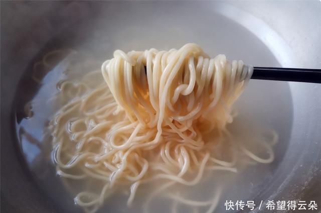 炒面|鸡蛋炒面小技巧,这几步做对了,面条劲道,不粘锅,根根分明清爽