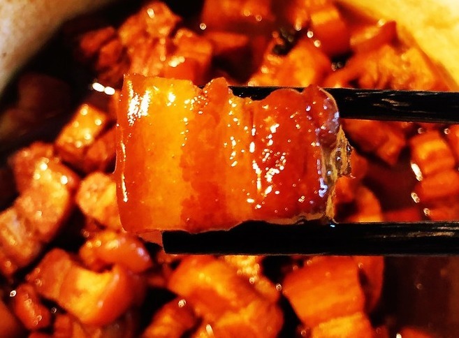 做红烧肉不焯水，教您一个妙招，肉块软糯没腥味，香气十足！