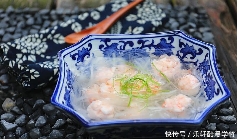 春季,白萝卜和它是绝配,简单煮一煮,暖胃健脾,老人小孩都爱喝