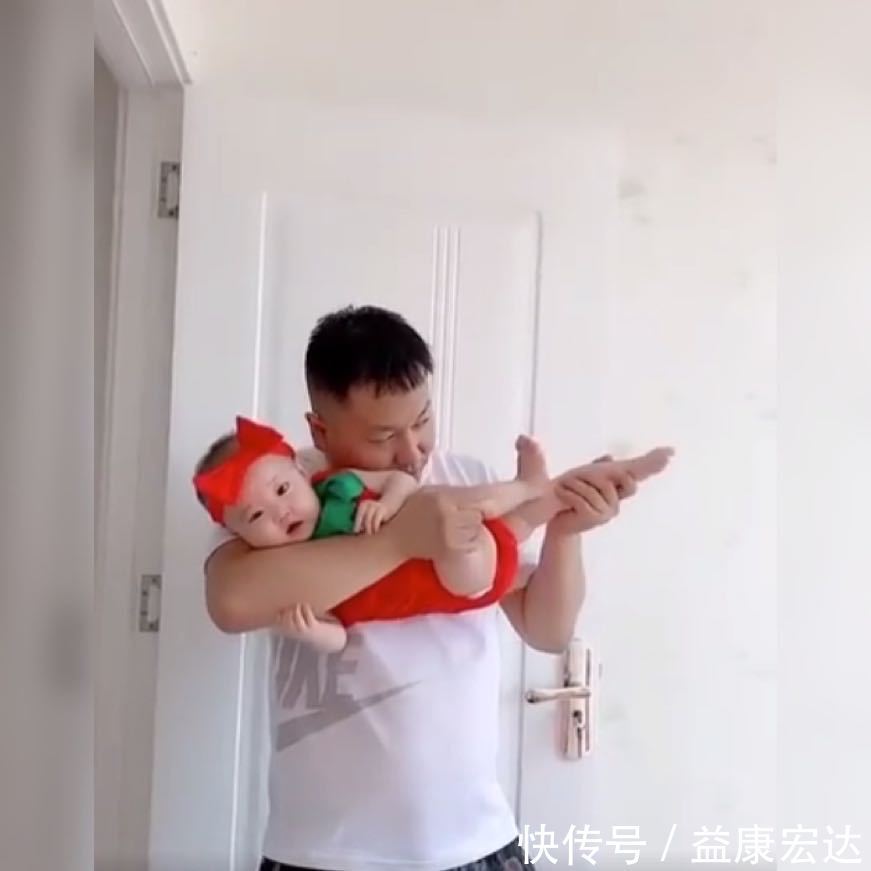妈妈|萌娃任由爸爸将自己摆弄成“狙击枪”火了,网友爸爸比娃还开心