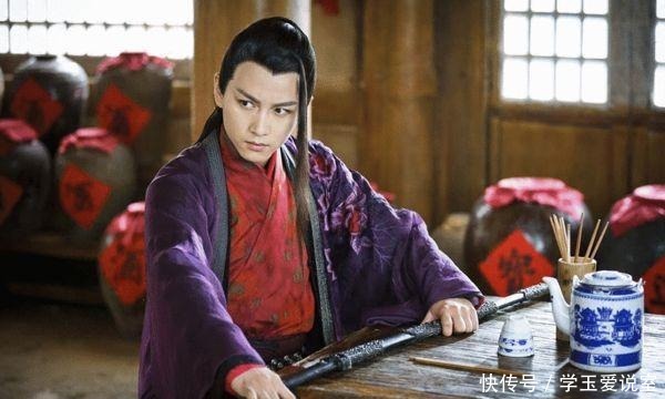 打败|《笑傲江湖》令狐冲打败岳不群,除他自己厉害,东方不败也有出力