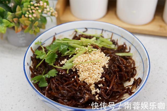 芥菜丝|冬天做咸菜,不用腌不用晒,一炒一蒸能“速成”,咸香嘎嘣脆