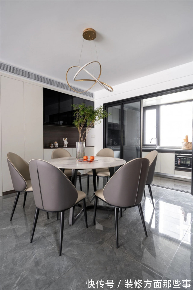 一日三餐|140平现代风四居室,原木与灰打底,点缀一抹棕