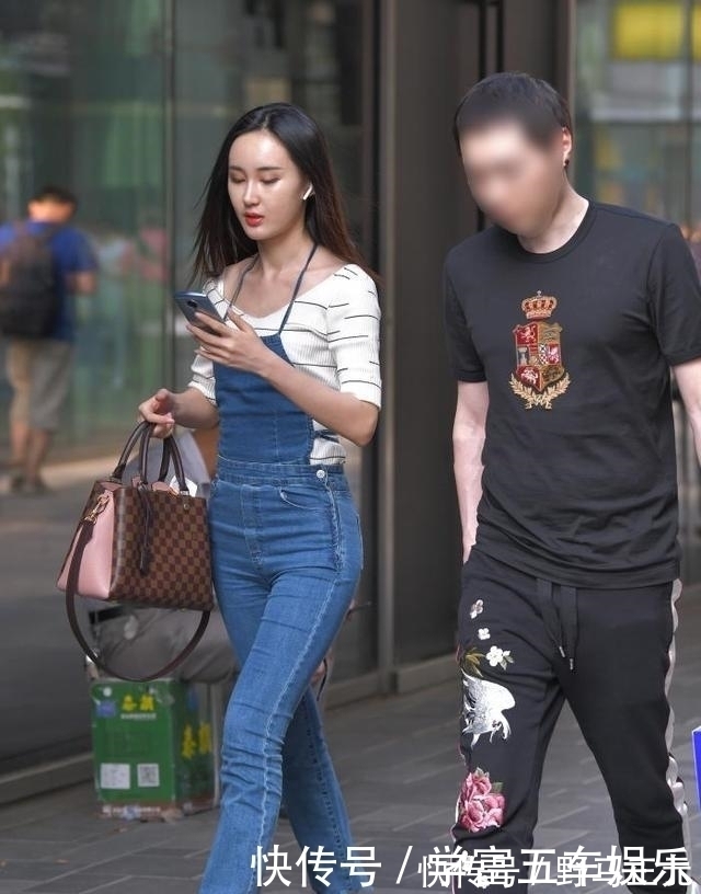 高腰 条纹针织服,搭配高腰牛仔裤,女神范十足,尽显姣好身材