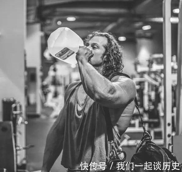 艾伦德|每天要喝几桶水, 一身肌肉, 还能劈叉, 到底是一个怎样的男人