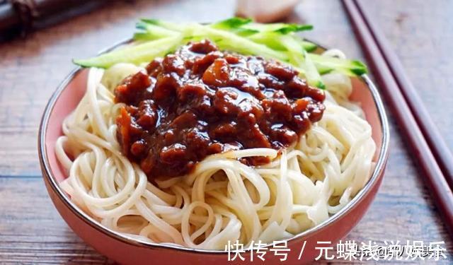 做炸酱面，炒酱是关键，教您详细做法，酱香浓郁，在家也吃得香