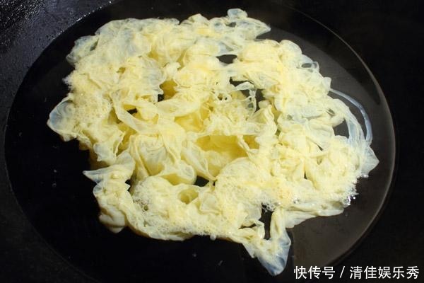 饺子|吃剩的饺子别乱扔,周末制成简易版早餐,15分钟做好,鲜香嫩滑!