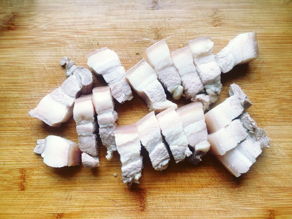 五花肉往锅里面一扔，色泽红润肥而不腻，吃起来真过瘾