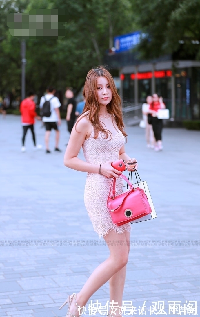 穿搭|街拍:玉面淡拂的美丽美女,搭配有致现出时尚风范很靓丽!