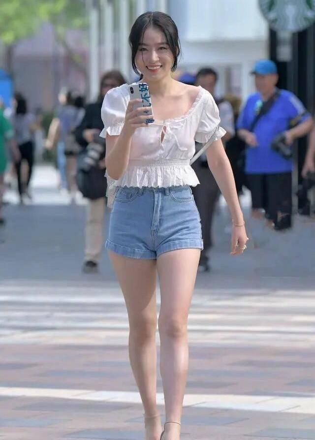 可别小瞧了T恤短裤,虽然已经“烂大街”,但依旧时髦又显瘦