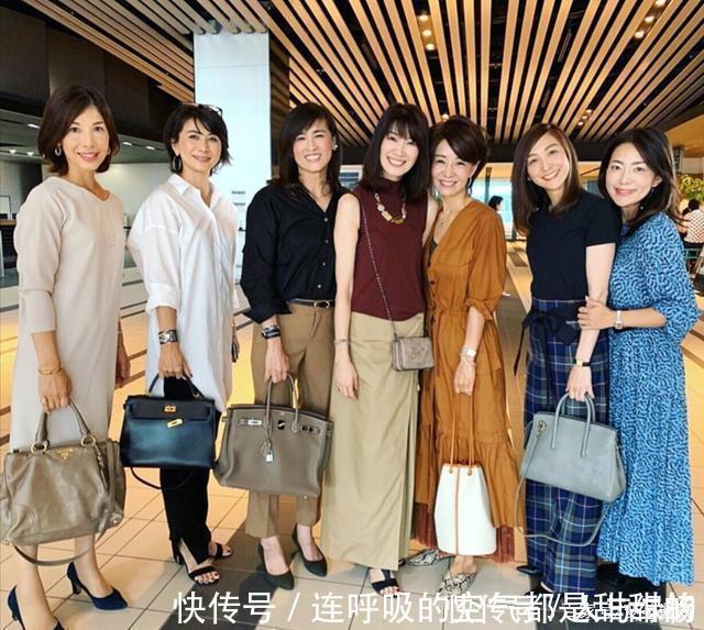大地色|日本主妇们的日常穿搭晒照年过50岁的女人，依旧穿的美丽优雅