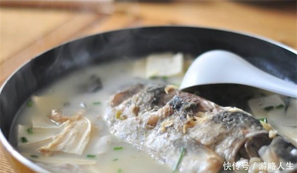 大厨这样炖“鲫鱼汤”,又香又白没腥味,原来炖前多做了“2步”!