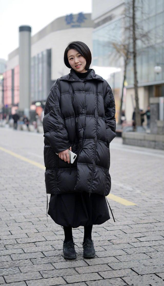 混搭 最近流行一种“混搭穿法”,叫“羽绒服+半裙”,小个子也适合