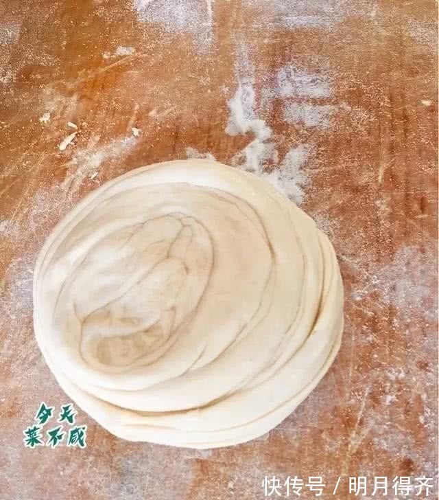 温水或凉水和面都不对，试试我烙饼的特殊方法，松软酥香，放一天都不会硬