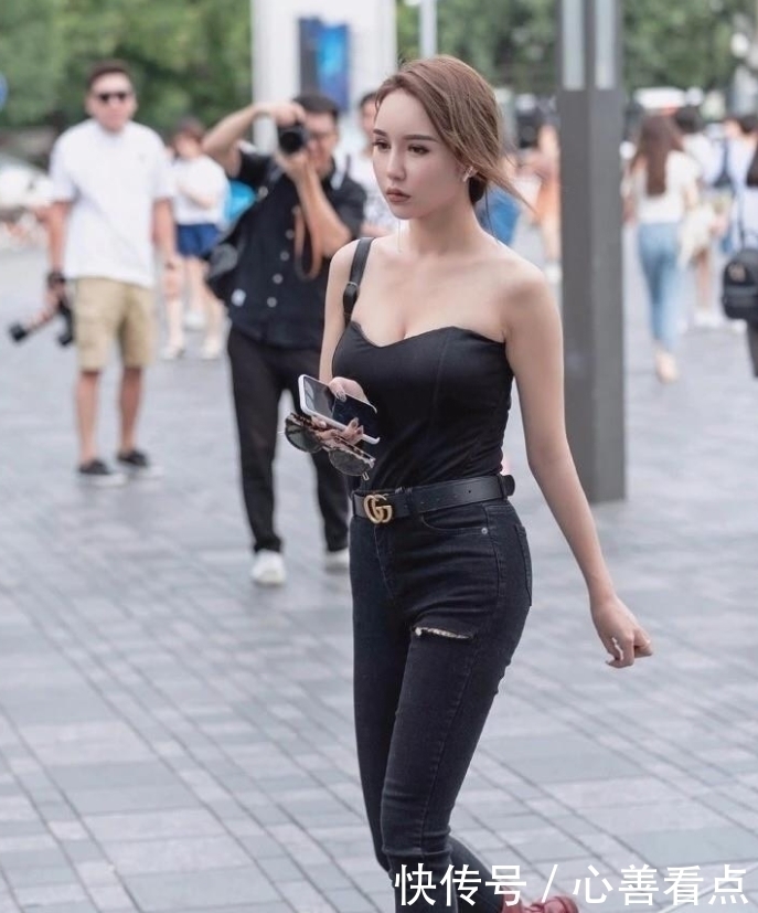 紧身牛仔裤|街拍：气质出众的美女，性感抹胸搭配紧身牛仔裤，好身材一览无余