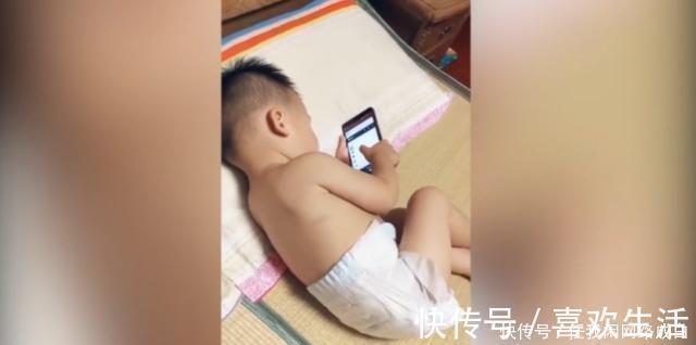 小美好|1岁宝宝偷玩老爸手机,听到爸爸脚步声后,宝宝的反应太机智了