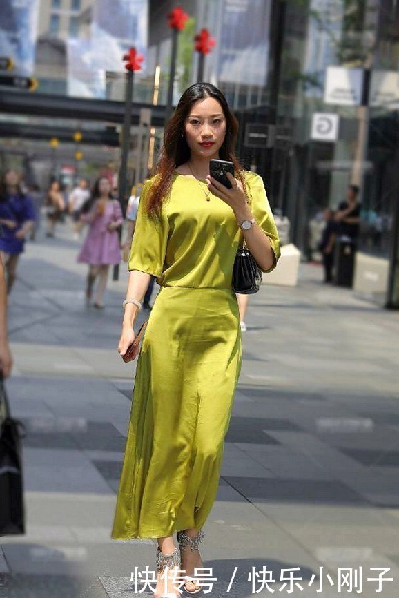 露出性感背部,让人忍不住看多两眼,走路气场十足