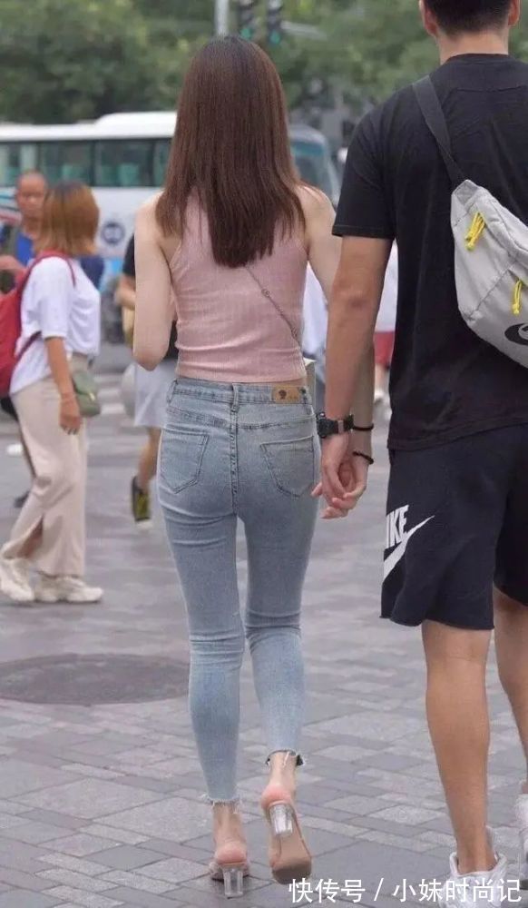 穿搭|街拍:清纯女神的性感装扮,迷倒人的穿搭太养眼了