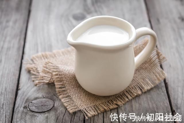 纯牛奶|常喝牛奶好处多，但有一类人不宜多喝，现在知道还不晚