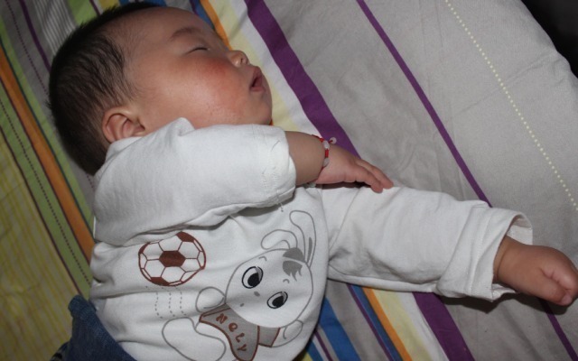 父母|宝宝睡觉总是满床滚可能都是父母惹的祸,很多父母都不知道