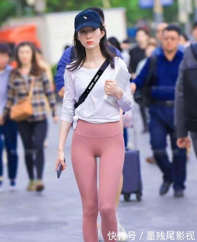 时尚靓丽 粉红色紧身打底裤搭配黑色运动帽,时尚靓丽,体现迷人的小腿!