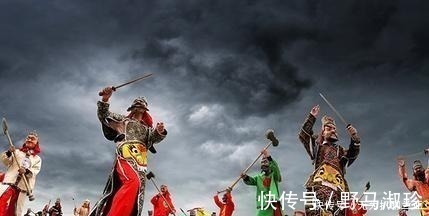 对子$郭沫若妙答对联,上联 “昨日偷桃钻狗洞,不知是谁”下联让人佩