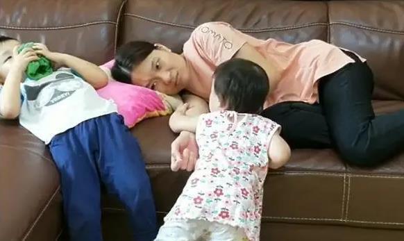 老大|生二胎时,老大栓在医院凳子上,如今准备生三胎,不知哪来的勇气