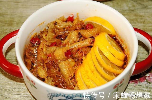 年夜饭|晒娘俩做的年夜饭，4凉8热上一桌，第一次就地过年火了朋友圈